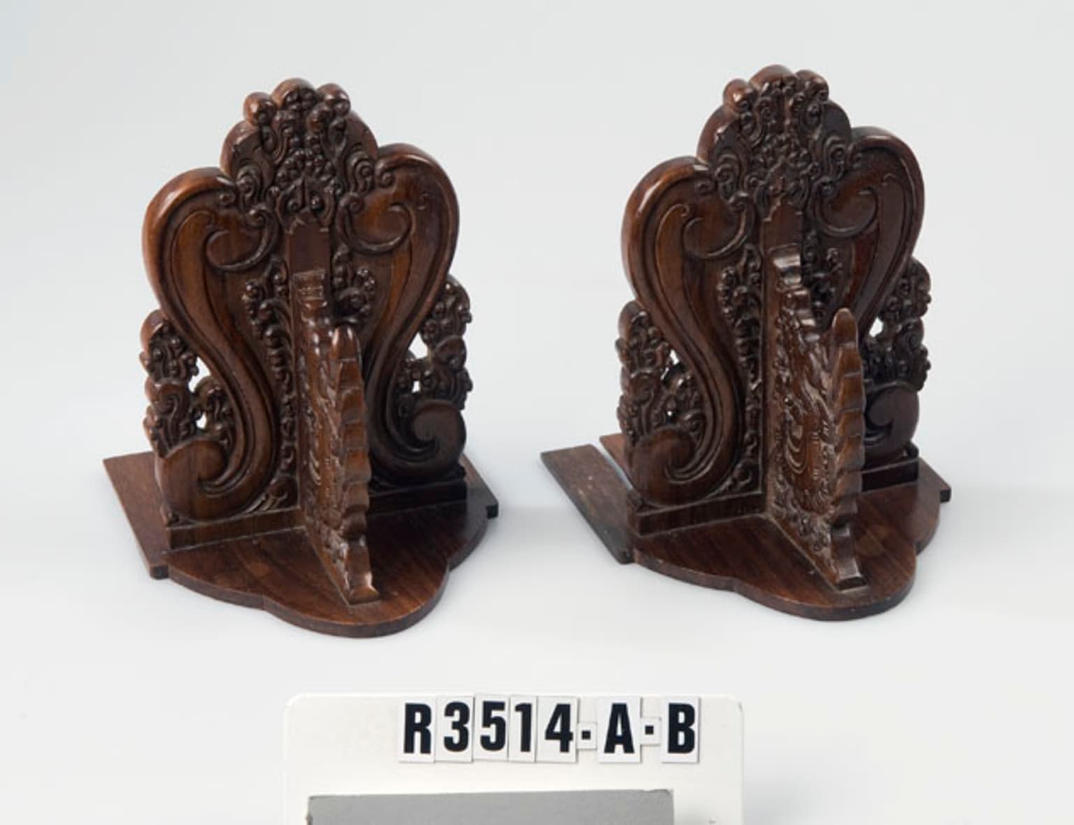 Rijk gesneden teakhouten boekensteun #1