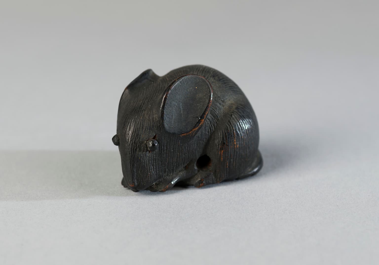 Houten okimono voorstellende een muis #1