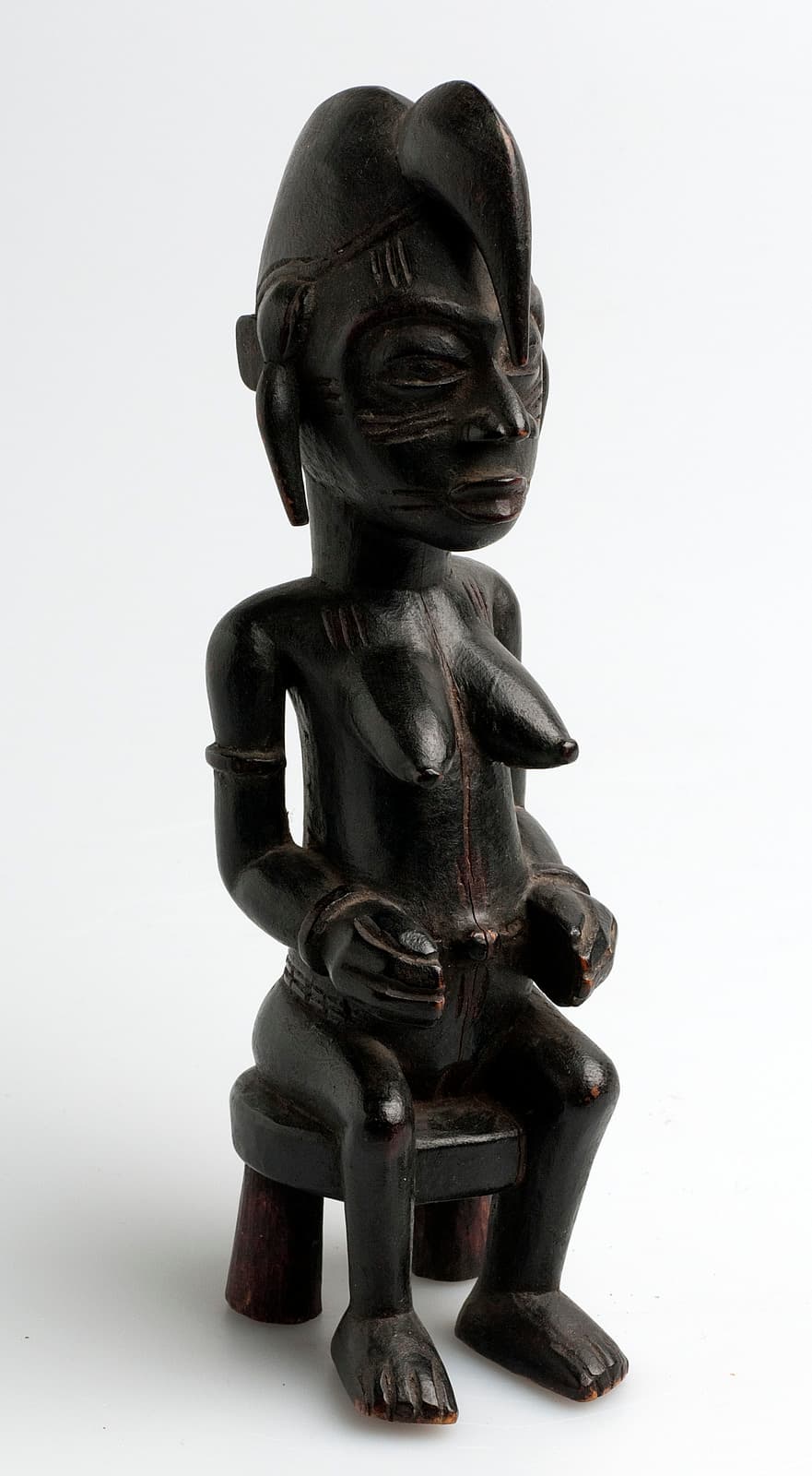 Houten beeld zittende vrouw #1