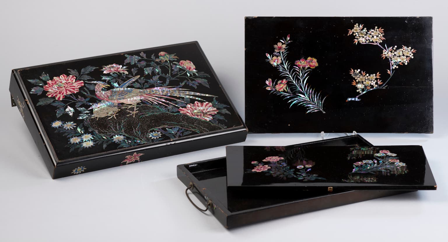 Schrijfcassette van zwart lakwerk met parelmoer inleg #1