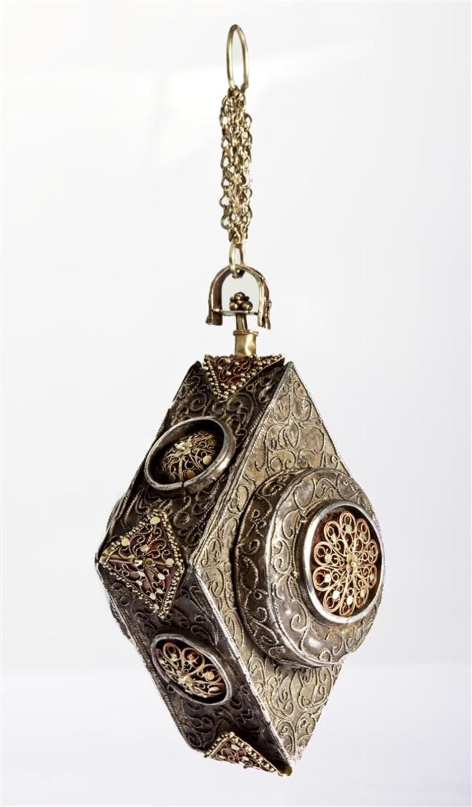 Doos met deksel aan ketting #1